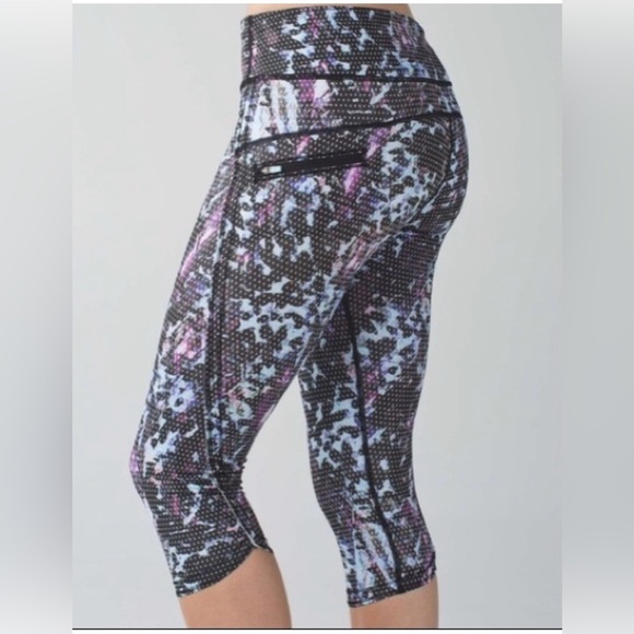 Lululemon All Sport Cropped Capri in Tranquil Blue Multifloral Dot - Picture 1 of 9